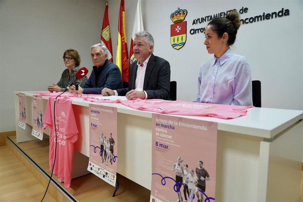 El alcalde y el presidente provincial de la AECC presentan la decimocuarta edición de una marcha que se celebrará el 8 de marzo, con salida y meta en la Plaza de España.