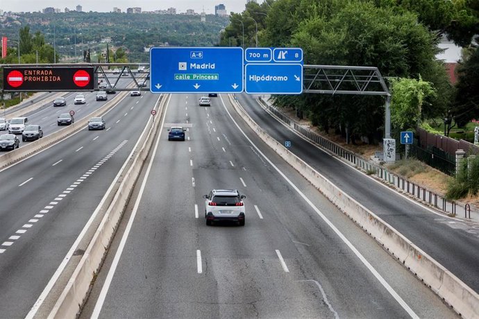 Archivo - Varios vehículos circulan por la autovía A-6 durante el primer día de la Operación ‘Retorno del verano’, a 26 de agosto de 2022, en Madrid (España). La Dirección General de Tráfico (DGT) ha puesto en marcha desde hoy a las 15,00 horas hasta el 2