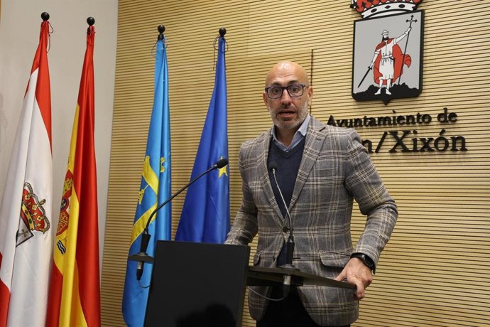 El presidente de Divertia Gijón, Óliver Suárez, en rueda de prensa en el Consejo de Administración de la sociedad municipal.