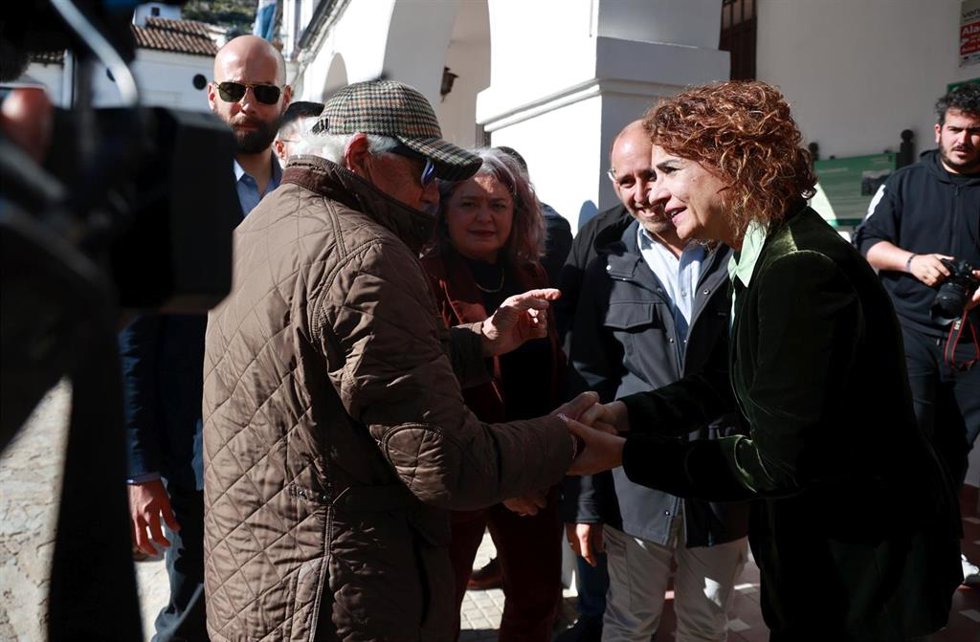 La secretaria general del PSOE-A y vicepresidenta primera del Gobierno y ministra de Hacienda, María Jesús Montero, saluda a vecinos de Grazalema (Cádiz) a su llegada al Ayuntamiento.