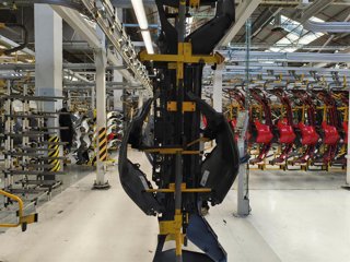 Archivo - Imagen del inteerior de la factoría de Renault en Valladolid.