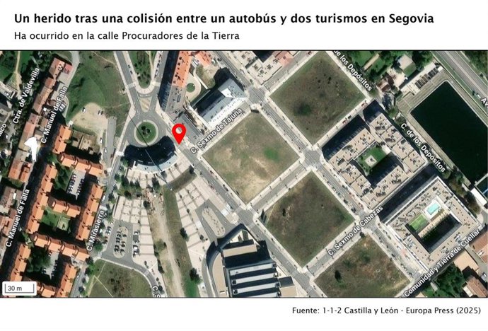 Un herido tras una colisión entre un autobús y dos turismos en la calle Procuradores de la Tierra, en Segovia capital