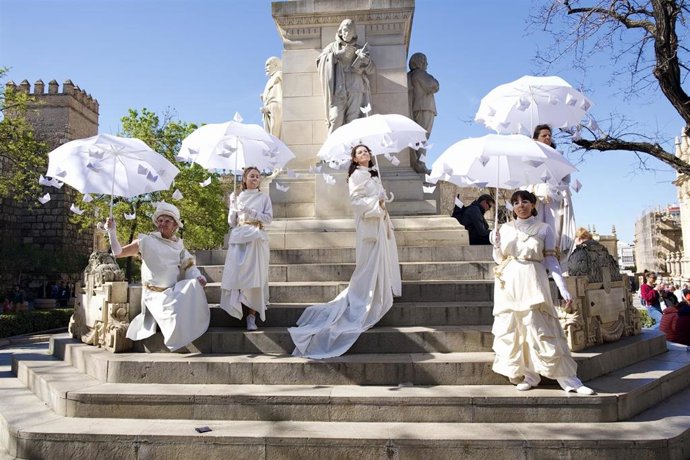 Actuación en la Plaza de la Inmaculada  de la compañía Visitants, en la presentación del Festival Trasmutaciones 2025. A 23 de febrero del 2026 en Sevilla. España.