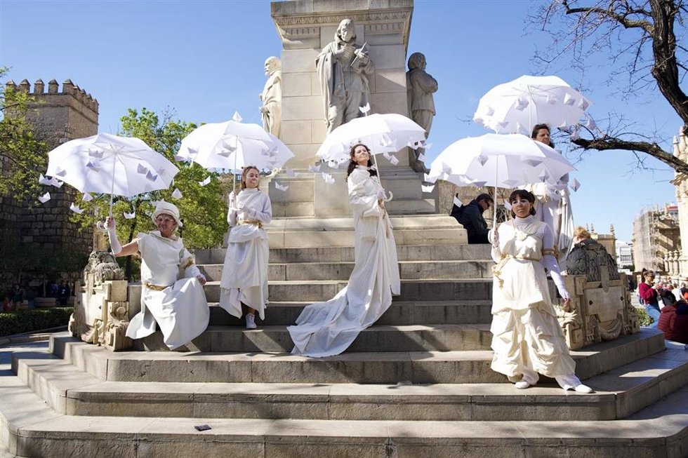 Actuación en la Plaza de la Inmaculada  de la compañía Visitants, en la presentación del Festival Trasmutaciones 2025. A 23 de febrero del 2026 en Sevilla. España.