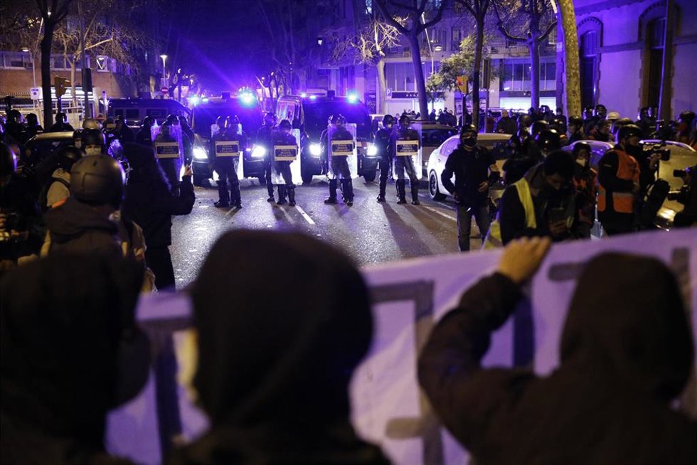 Archivo - Manifestación entre lanzamiento de objetos a los Mossos en defensa de la libertad de Pablo Hasél y los derechos sociales en Barcelona en marzo de 2021