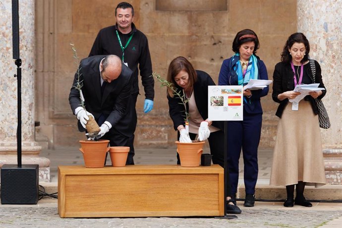 Archivo - Los presidentes del Senado y del Congreso, Pedro Rollán y Francina Armengol, plantan ejemplares de olivo en el Palacio de Carlos V el pasado 2 de abril