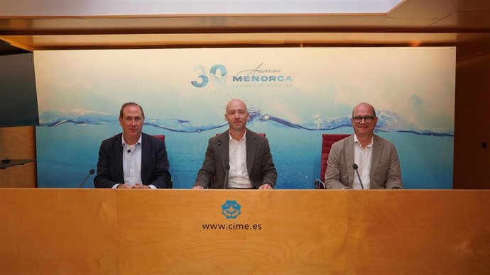 El conseller Lafuente en una rueda de prensa en Menorca junto al presiente del Consell