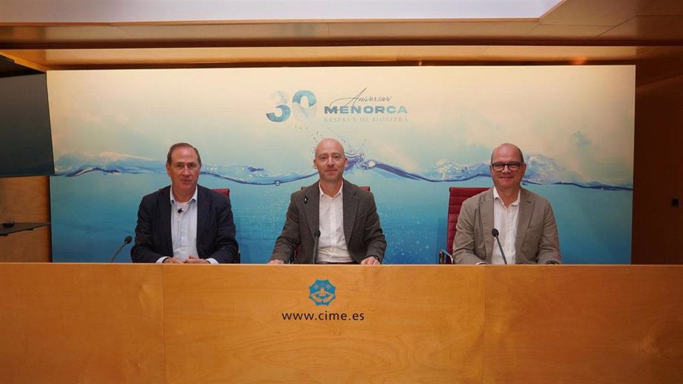 El conseller Lafuente en una rueda de prensa en Menorca junto al presiente del Consell