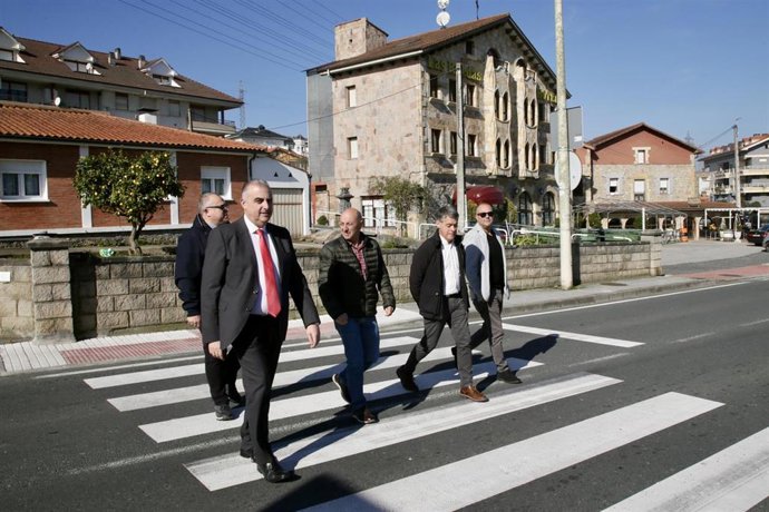 Media inaugura un paso de cebra en Treto