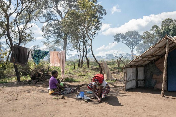 Archivo - Desplazados en un campamento en la provincia de Cabo Delgado, en el norte de Mozambique (archivo)