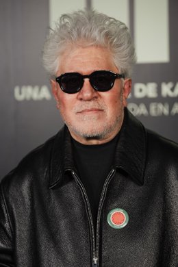 Archivo - El director Pedro Almodóvar posa durante la alfombra roja de la película ‘La voz de Hind’, en el Palacio de la Prensa, a 18 de noviembre de 2025, en Madrid (España). La película narra la angustiosa espera de una niña palestina de seis años, atra