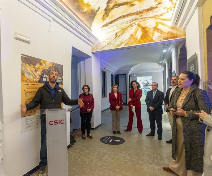 Presentación de un mural creado con pigmentos naturales extraídos de la Faja Pirítica Ibérica, en la Casa de la Ciencia.