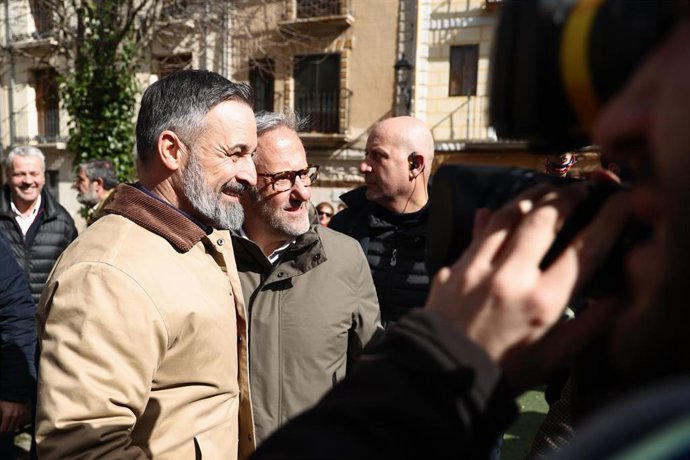 Imagen de archivo del presidente de VOX, Santiago Abascal (i), y el candidato de VOX a la Presidencia de la Junta de Castilla y León, Carlos Pollan (d), atienden a los medio.