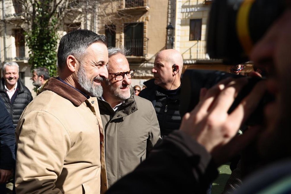 Imagen de archivo del presidente de VOX, Santiago Abascal (i), y el candidato de VOX a la Presidencia de la Junta de Castilla y León, Carlos Pollan (d), atienden a los medio.