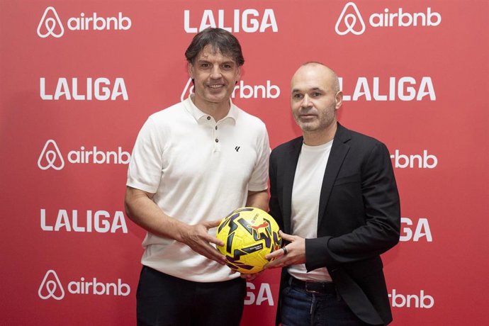 Andrés Iniesta y Fernando Morientes en el acto de Airbnb y LaLiga.