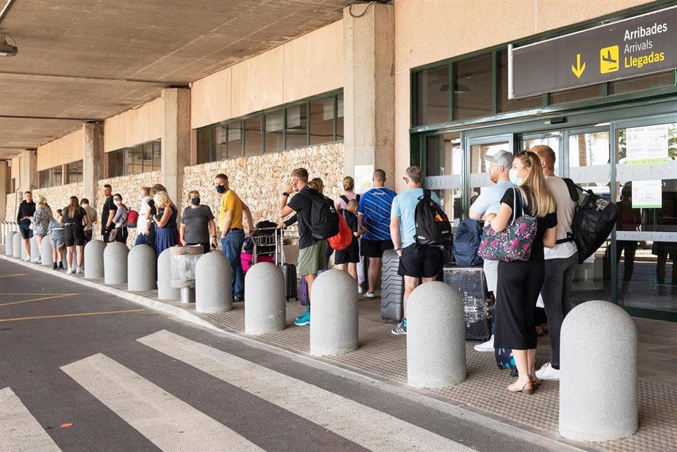 Archivo - Pasajeros procedentes del primer vuelo con origen Gran Bretaña desde que el país incluyó a Baleares en la lista verde de viajes de riesgo por la COVID-19, salen del Aeropuerto de Menorca, a 1 de julio de 2021