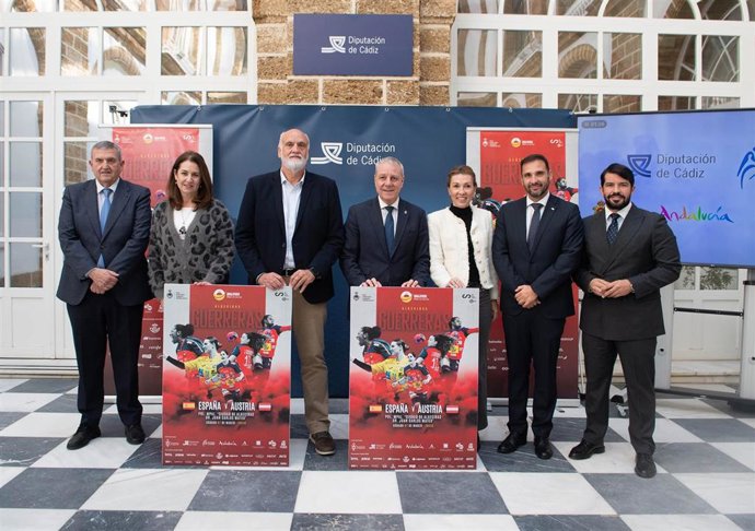 El vicepresidente segundo de la Diputación de Cádiz, Javier Vidal, y la delegada territorial de Deporte de la Junta en Cádiz, Tania Barcelona, en una foto de familia en la presentación del partido de las 'Guerreras' del balonmano en Algeciras