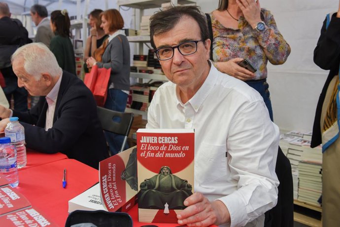 Archivo - Arquivo - O escritor Javier Cercas posa com um dos seus livros, no Dia de São Jorge 2025, a 23 de abril de 2025, em Barcelona, Catalunha (Espanha). Barcelona volta a viver um novo Dia de São Jorge, em que se enche de livros e rosas, numa edição