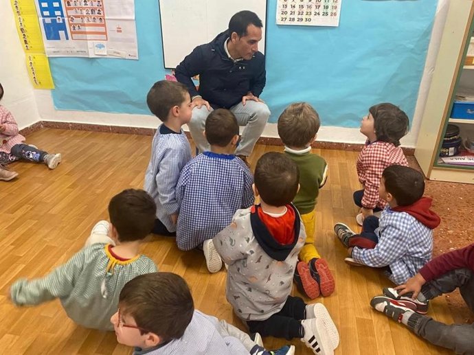 Archivo - El delegado de Desarrollo Educativo, Francisco José Solano, en un aula de segundo ciclo de Infantil.