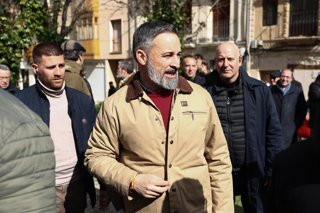 El presidente de VOX, Santiago Abascal, en una imagen de archivo, atiende a los medios de comunicación tras un acto electoral, a 19 de febrero de 2026, en Peñafiel, Valladolid (España). 