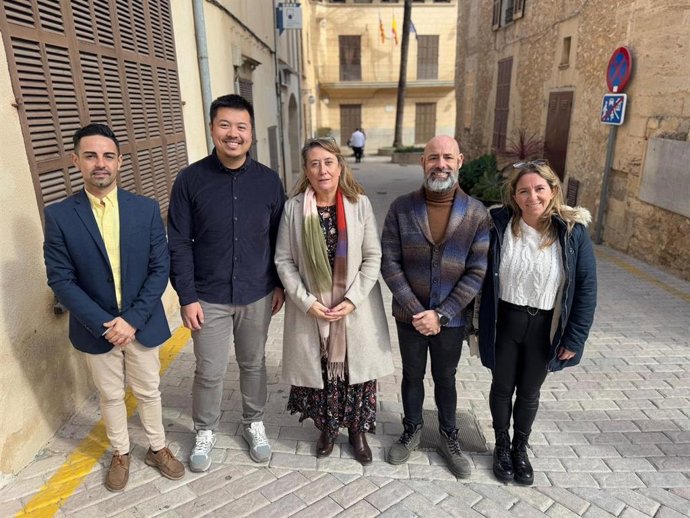 Rene Cañadas (centro) junto a la ejecutiva del PSOE del ayuntamiento de Son Servera.