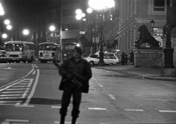 Un miembro del Grupo Especial de Operaciones de la Policía Nacional (GEO) vigilan el exterior del Congreso de los Diputados el 23-F.  Foto de archivo