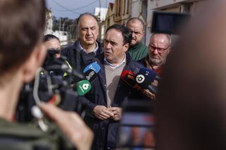 Archivo - El president de la Generalitat Valenciana, Juanfran Pérez Llorca (c), atiende a los medios en una imagen de archivo