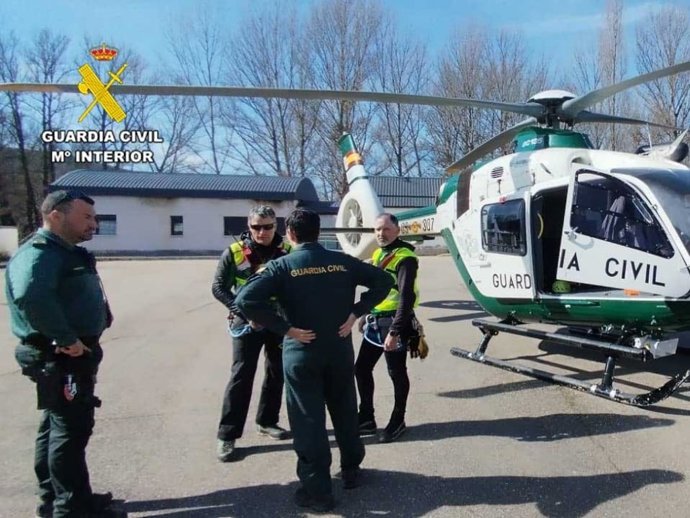 Agentes de la Guardia Civil que han participado en el dispositivo de búsqueda de la mujer desaparecida en La Magdalena (León).