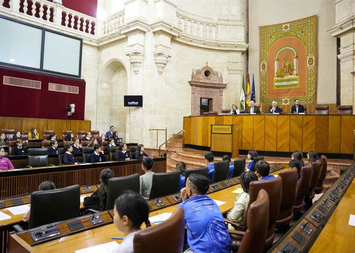 Pleno infantil en el Parlamento andaluz en el marco de la iniciativa 'Abraza tus Valores' de Aldeas Infantiles.
