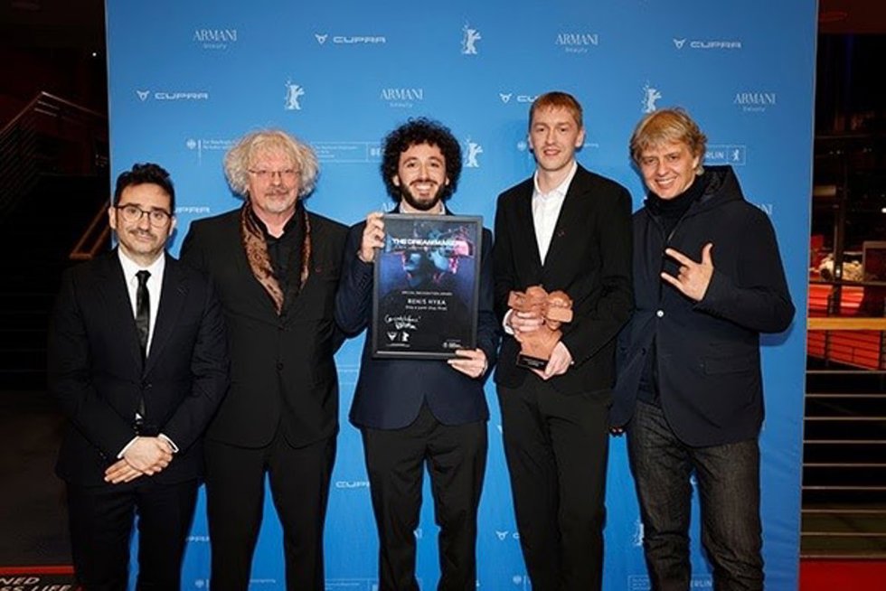 El cineasta J.A. Bayona; el director general de Studio Babelsbers Motion Pictures, Marcus Loges; los directores premiados Renis Hyka y Alfie Barker; y el Chief Brand Officer de Cupra, Ignasi Prieto