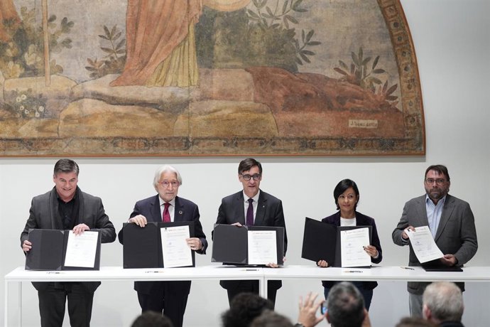 (I-D) El president de Pimec, Antoni Cañete; el president de Foment, Josep Sánchez Llibre; el president Salvador Illa; la secretària general de CCOO Catalunya, Belén López, i el secretari general d'UGT Catalunya, Camil Ros