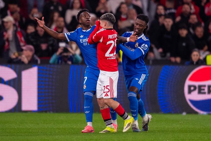 17 de fevereiro de 2026, Portugal, Lisboa: Gianluca Prestianni (C), do Benfica, discute com Vinicius Junior (E), do Real Madrid, durante a partida de futebol da Liga dos Campeões da UEFA entre o SL Benfica e o Real Madrid CF no Estádio do SL Benfica. Foto