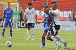 Futbol, Colo Colo vs Universidad de Chile. Supercopa 2025 El jugador de Colo Colo Arturo Vidal, centro, disputa el balon contra Charles Aranguiz de Universidad de Chile durante el partido por la Supercopa 2025 disputado en el estadio Santa Laura en