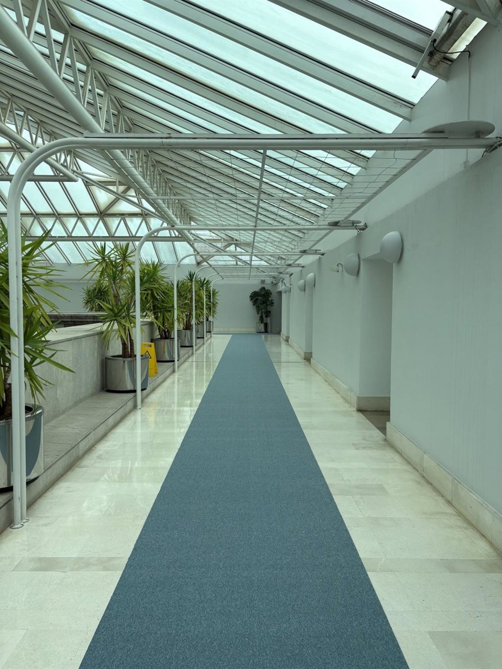 Planta superior del Parlamento de Cantabria, bajo la cúpula acristalada, y donde se generan charcos por goteras los días de lluvia