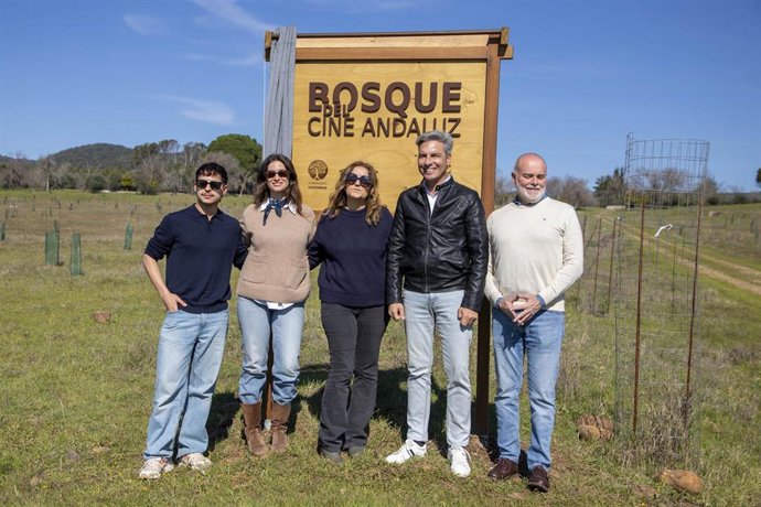 El delegado de Infraestructuras, Sostenibilidad y Agricultura en la Diputación, Andrés Lorite (segundo por la dcha.), en la reforestación en 'El bosque del cine andaluz'.