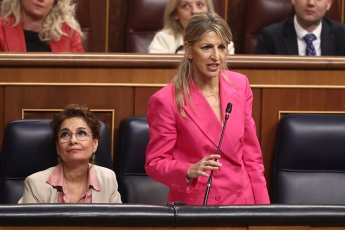 La vicepresidenta segunda y ministra de Trabajo y Economía Social, Yolanda Díaz, interviene durante una sesión de control al Gobierno, en el Congreso de los Diputados, a 18 de febrero de 2026, en Madrid (España). 