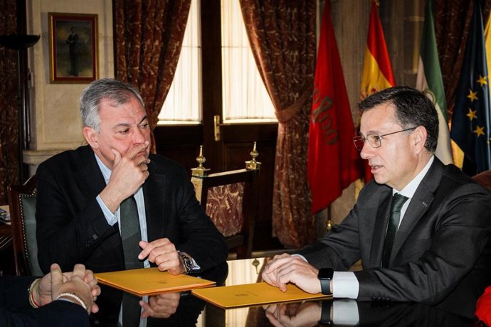 Los alcaldes de Albacete, Manuel Serrano, y de Sevilla, José Luis Sanz.