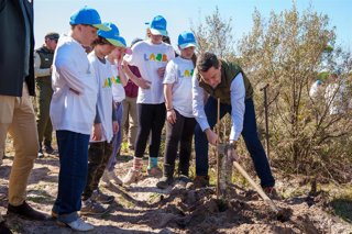 El presidente de la Junta de Andalucía, Juanma Moreno, participa en una plantación de árboles en Las Peñuelas, en Doñana,  junto a escolares dentro de una iniciativa del Laboratorio de Acción para los Bosques y la Biodiversidad.