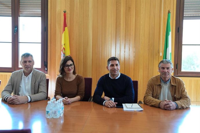 La ministra Sira Rego ha mantenido una reunión con alcaldes de municipios perjudicados por el tren de borrascas en las provincias de Cádiz y Málaga tras recorrer zonas afectadas de pueblos como Jimena de la Frontera, San Martín del Tesorillo y Casares.