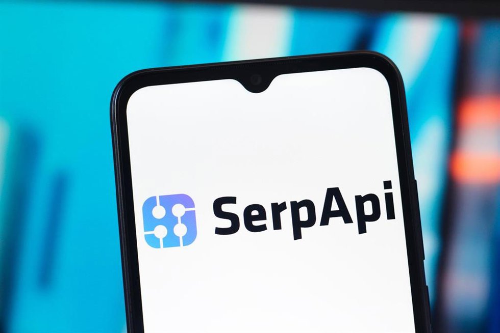 Ilustración del logo de SerpApi en un móvil.