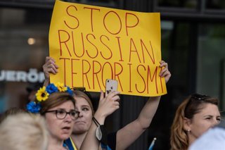 Archivo - Personas participan en una contramanifestación contra otra protesta organizada por simpatizantes de Rusia en la Plaza de la Ópera de Hannover (Rusia)