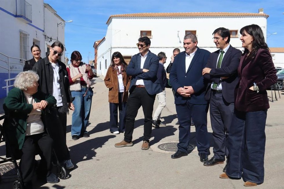 El vicepresidente segundo del Gobierno de Castilla-La Mancha, José Manuel Caballero, visita Villar del Pozo junto a la delegada de la Junta en Ciudad Real, Blanca Fernández