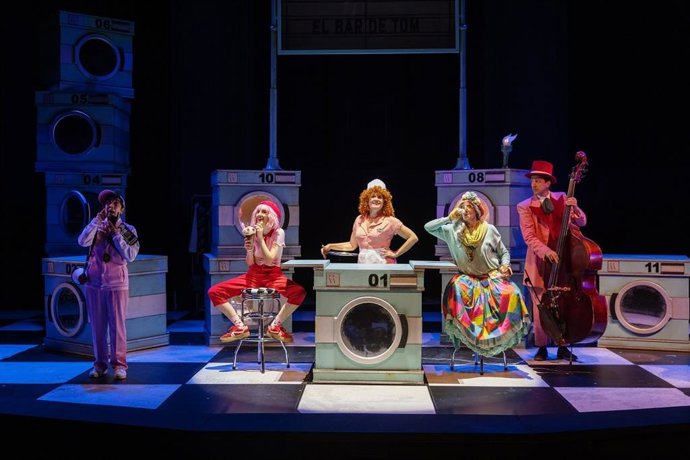 Carmen Navarro, Mar Calvo, Miriam Montilla, Esperanza Elipe y Marcel Mihok (de izda. A dcha.) en una escena de Caperucita en Manhattan | Foto: Dominik Valvo