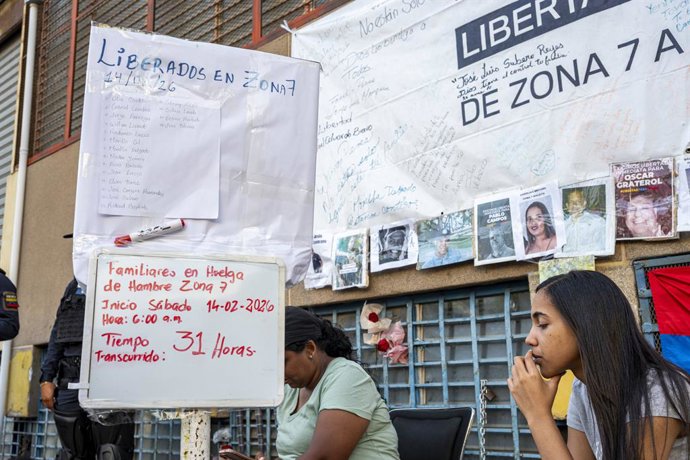 14 de fevereiro de 2026, Caracas, Venezuela: As dez mulheres iniciaram sua greve de fome no sábado, em frente à sede da Polícia Nacional Bolivariana (PNB), conhecida como Zona 7, na capital venezuelana, a fim de pressionar pela libertação de seus familiar