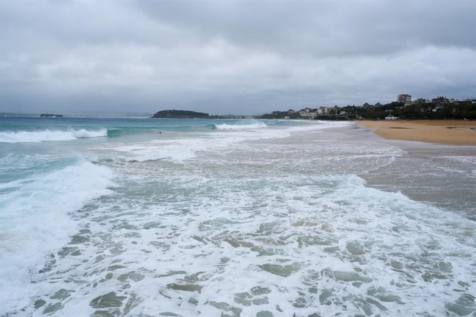 Archivo - Olas en una playa de Santander, a 20 de octubre de 2023, en Santander, Cantabria (España). La Agencia Estatal de Meteorologia ha decretado para hoy varios avisos por fenomenos meteorologicos adversos en Cantabria, los de mayor riesgo el rojo 