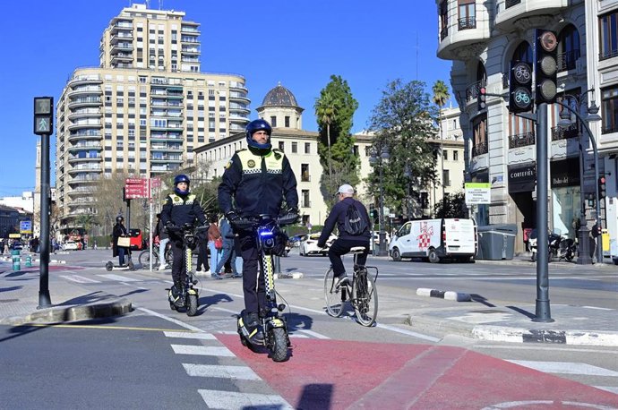 València estrena la unidad de Policía Local en patinete eléctrico para vigilar los carriles bici.