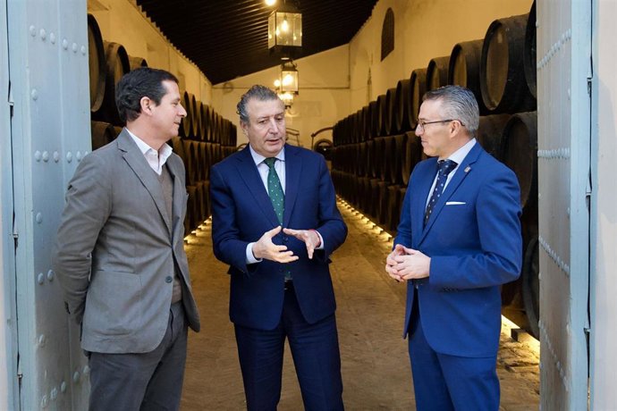 El presidente de la Diputación, Javier Fernández, en foto de familia durante la presentación de una nueva edición de la Ruta del Mosto de Villanueva del Ariscal.