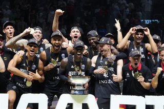 Archivo - La selección alemana celebra su triunfo en la final del EuroBasket 2025 contra Turquía en Riga.