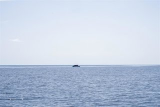 Archivo - Una embarcación con migrantes en el mar Mediterráneo. Imagen de archivo