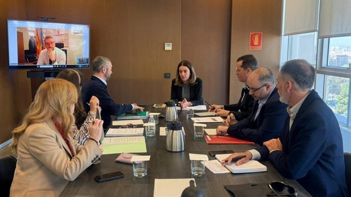 Reunión de la consellera de Justicia, Transparencia y Participación Ciudadana, Nuria Martínez (c), con el alcalde de Elda, Rubén Alfaro, y el concejal de Urbanismo, Jesús Sellés